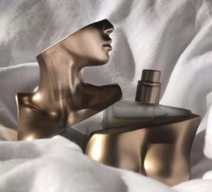 botol parfum mewah dengan pencahayaan elegan menampilkan estetika luxury sebagai pembuka artikel tren desain packaging parfum 2025