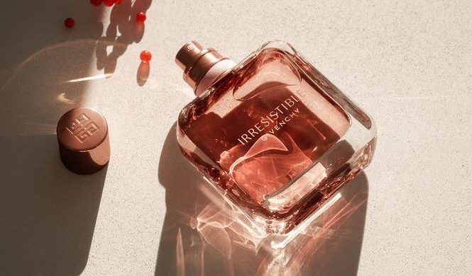 “Close-up botol parfum premium dengan pencahayaan dramatis, menampilkan bentuk elegan dan kualitas kemasan mewah